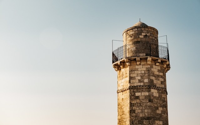 Azure Kubernetes Service cluster dashboard showing pod scaling metrics and cost attribution across node pools