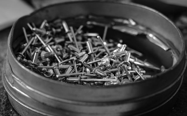 Diagrama abstrato mostrando engenharia de performance integrada em todo o ciclo de vida do software versus teste de carga como um único checkpoint final